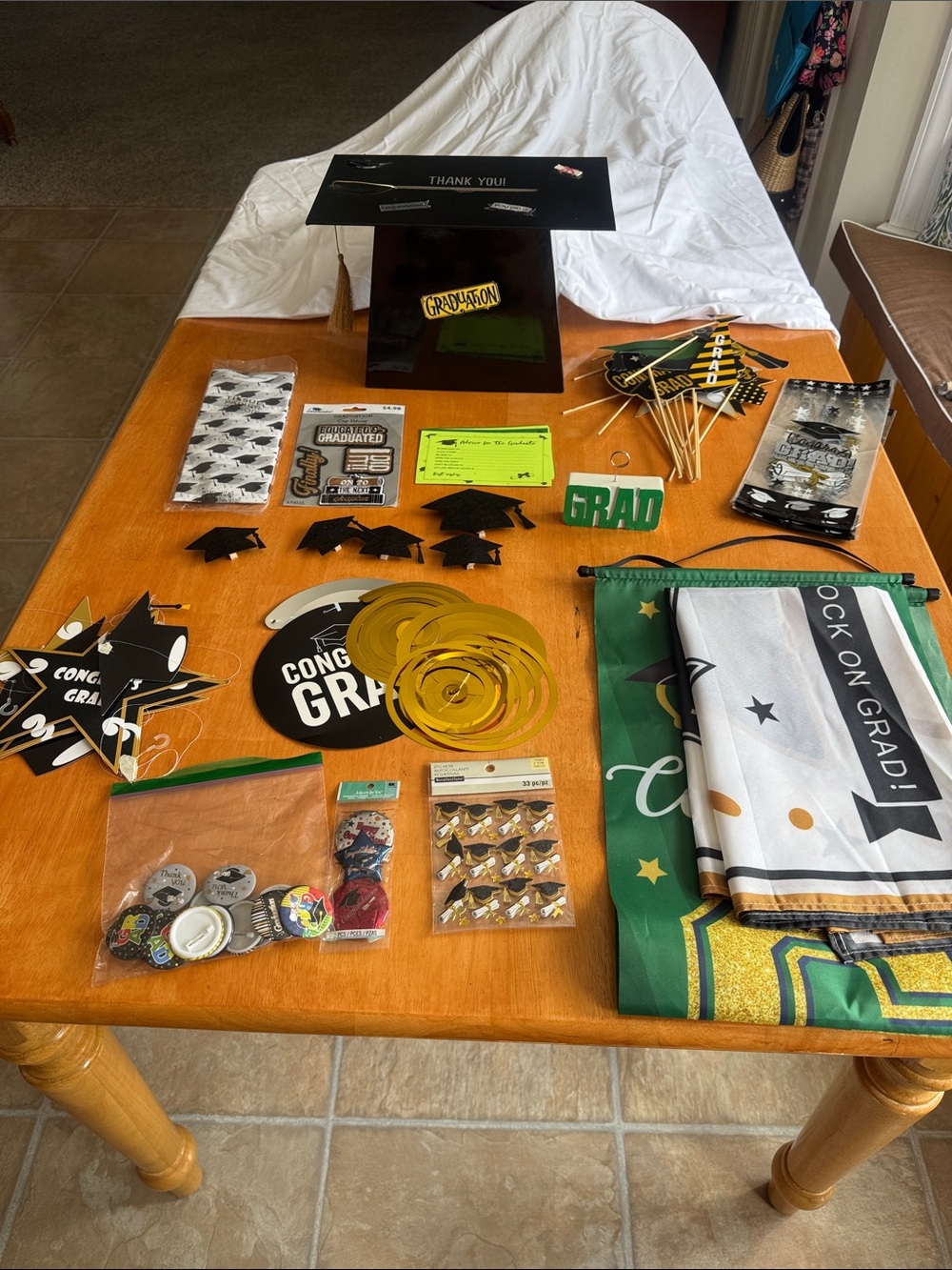 HUGE LOT of Graduation Party Supplies - 20+ Items!!